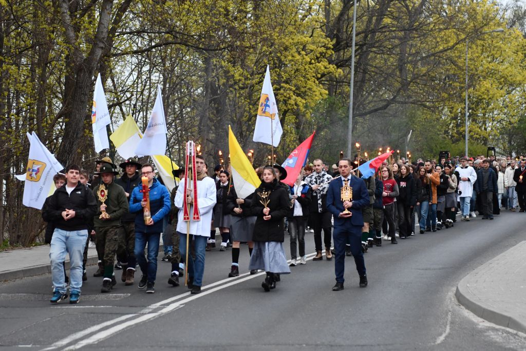 Kilkaset osób przeszło Drogą Światła ulicami Zielonej Góry