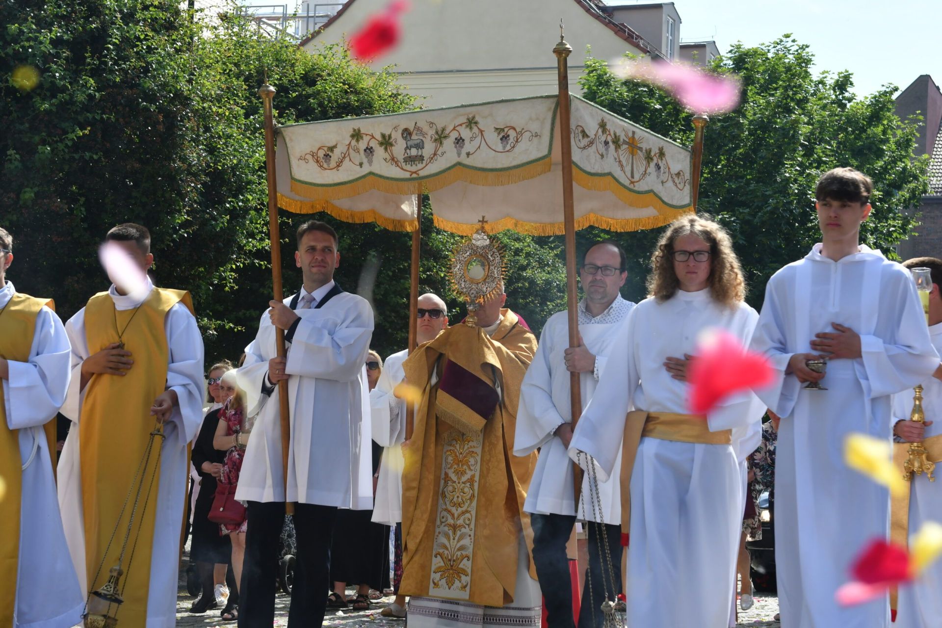 Bp Lityński: Miłości nie da się zamknąć w murach świątyń