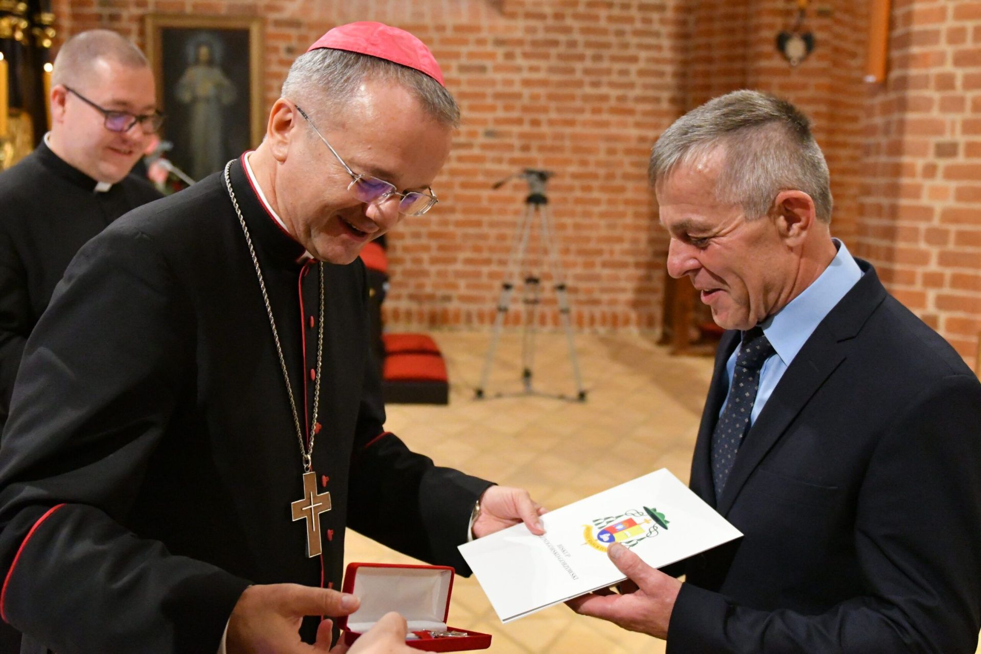 W gorzowskiej katedrze bp Tadeusz Lityński wręczył diecezjalne odznaczenia dla świeckich