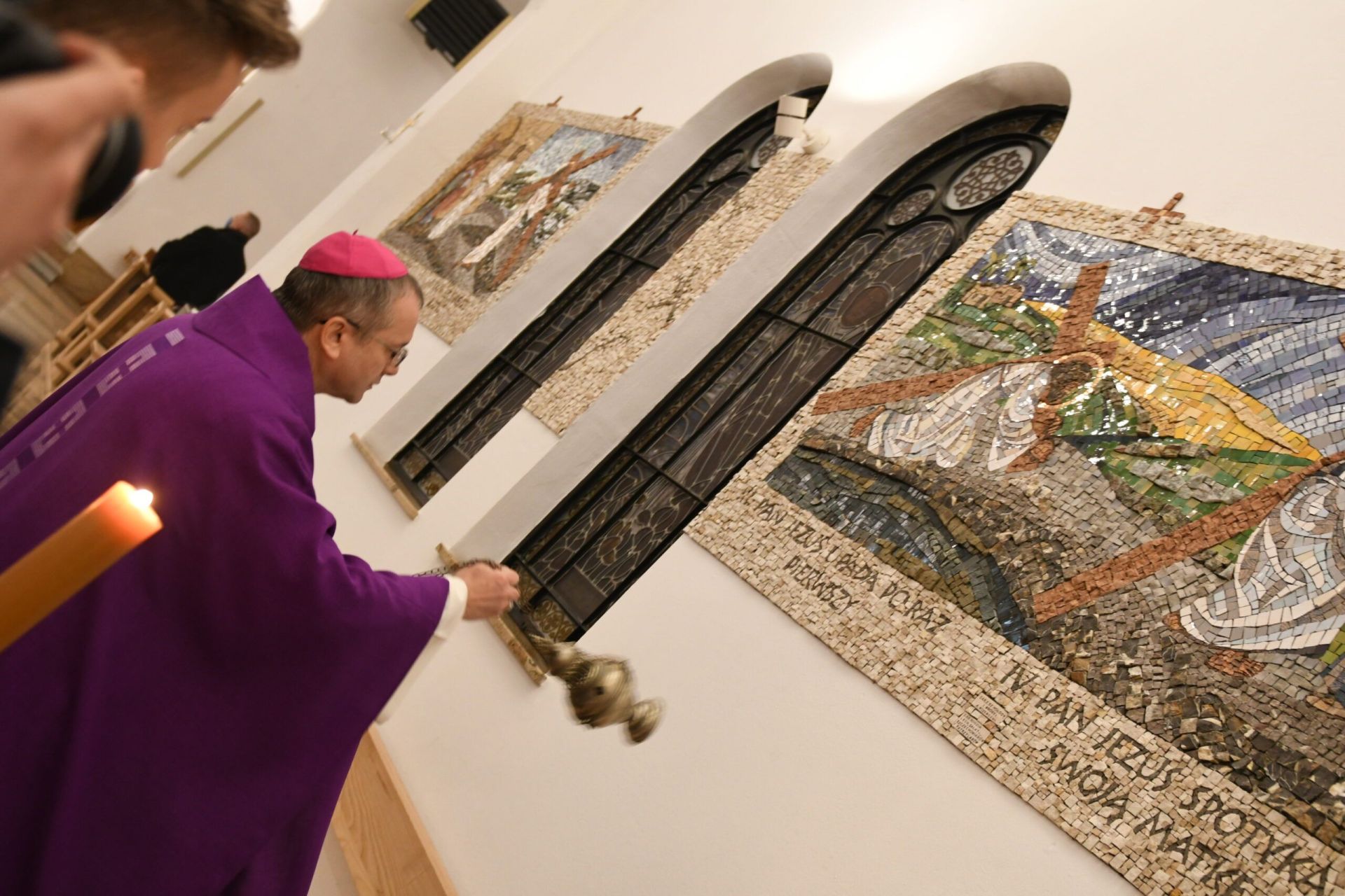 Bp Tadeusz Lityński poświęcił stacje Drogi Krzyżowej w Żarach