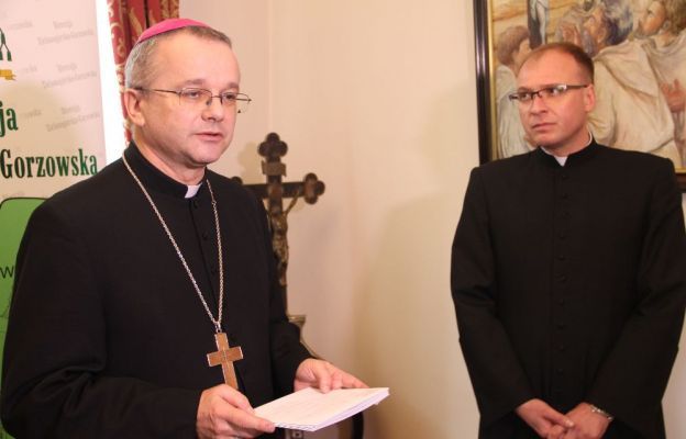 Biskup przekazał środki na rzecz hospicjów i oddziałów zakaźnych szpitali