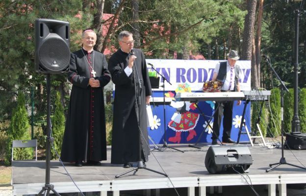 Kęszyca Leśna: Bp Tadeusz na jubileuszu parafii